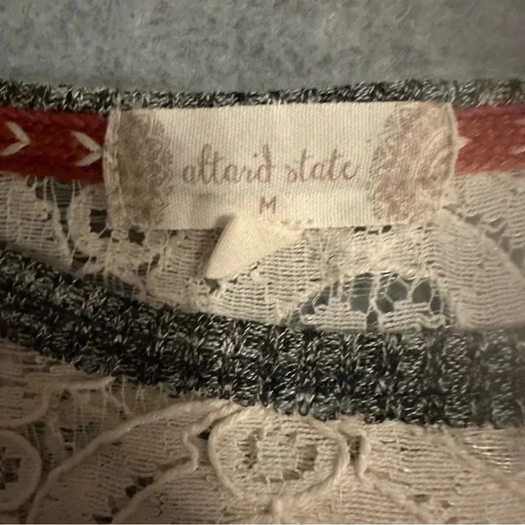 Altar’d State gray lace 3/4 sleeve blouse size M - Picture 5 of 7